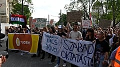 La nueva medida eliminará el estatus de funcionario público y aumentará la carga laboral de los profesores