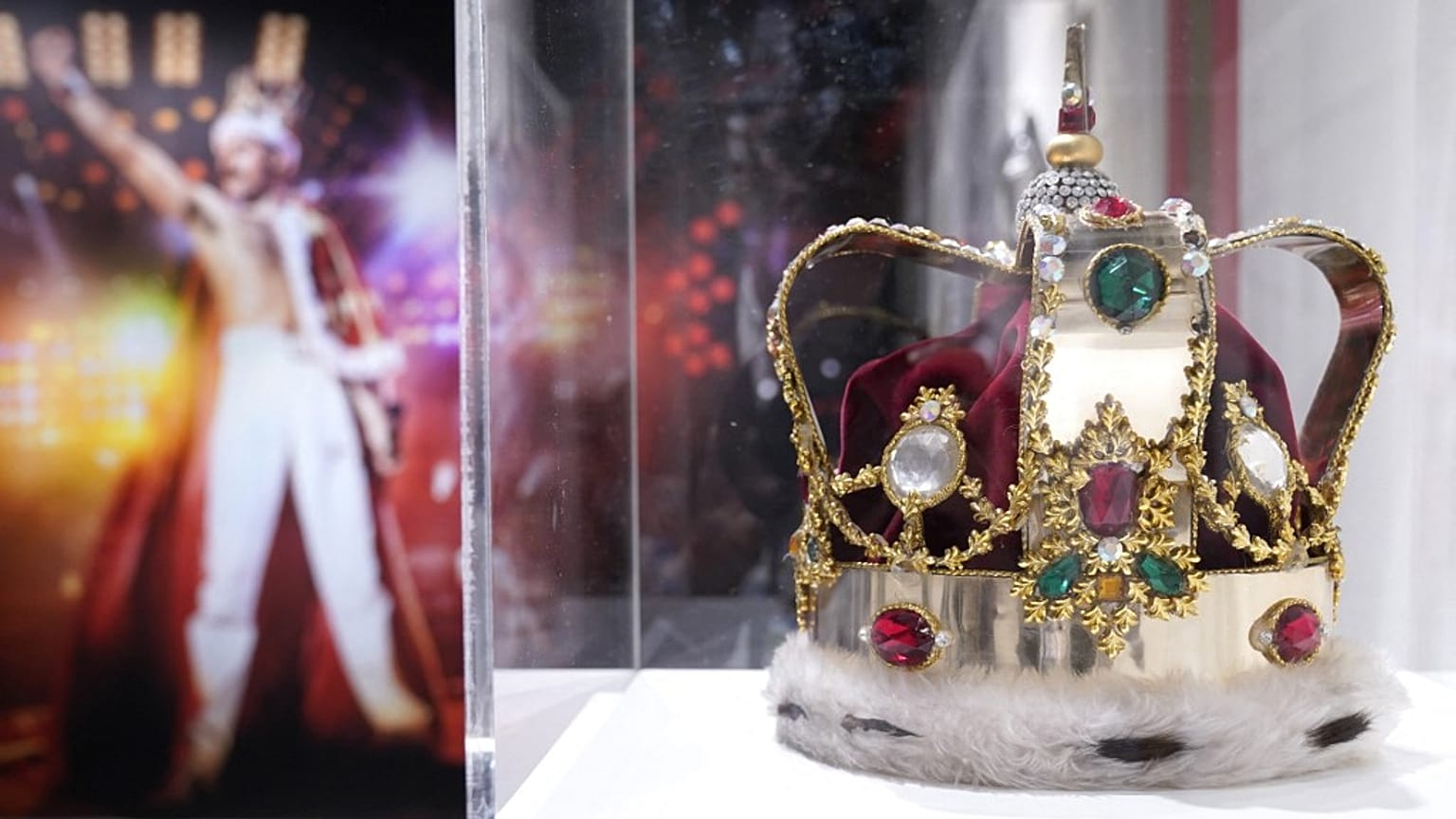 La couronne de Freddie Mercury, auteur-compositeur-interprète britannique, est exposée lors de l'avant-première médiatique de la vente "Freddie Mercury : A World of His Own.