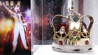 La couronne de Freddie Mercury, auteur-compositeur-interprète britannique, est exposée lors de l'avant-première médiatique de la vente "Freddie Mercury : A World of His Own.
