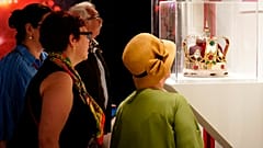Eine Krone aus Freddie Mercurys Privatsammlung bei Sotheby's, 1. Juni 2023, New York.
