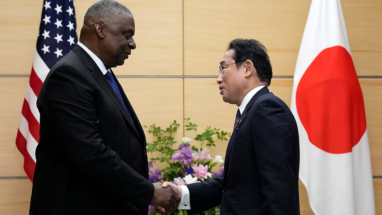 Lloyd Austin és Kishida Fumio Tokióban 2023. június 1-én Tokióban