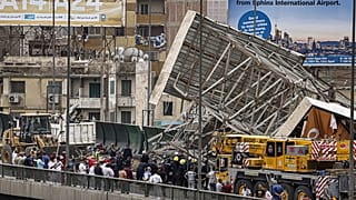 سقوط لوحة إعلانية على جسر 6 أكتوبر في القاهرة بسبب العاصفة