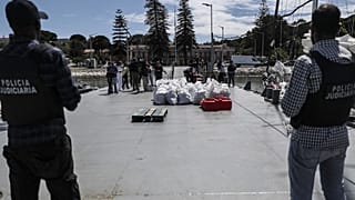 La unidad de lucha contra el narcotráfico de la policia judicial portuguesa interceptó al navío a unos 370 km de la costa de Portugal.