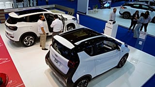 Visitantes junto a los nuevos coches eléctricos Chery EQ1 exhibidos en el salón e-Motor de Beirut, Líbano, miércoles 10 de mayo de 2023
