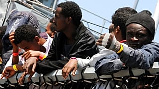 İtalya'da bir limina yanaşan ve içinde ağırlıklı olarak Afrika kökenli göçmenleri taşıyan bir Alman kurtarma gemisi (arşiv)