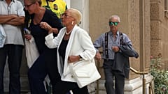 Η Νόνικα Γαληνέα προσέρχεται στη νεκρώσιμο ακολουθία στον Ιερό Ναό Αγίου Διονυσίου του Αρεοπαγίτου, στην κηδεία της Ζωής Λάσκαρη
