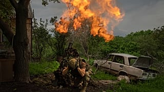 Un soldado ucraniano dispara un mortero contra posiciones rusas en la línea del frente cerca de Bajmut, región de Donetsk, Ucrania, domingo 28 de mayo de 2023.