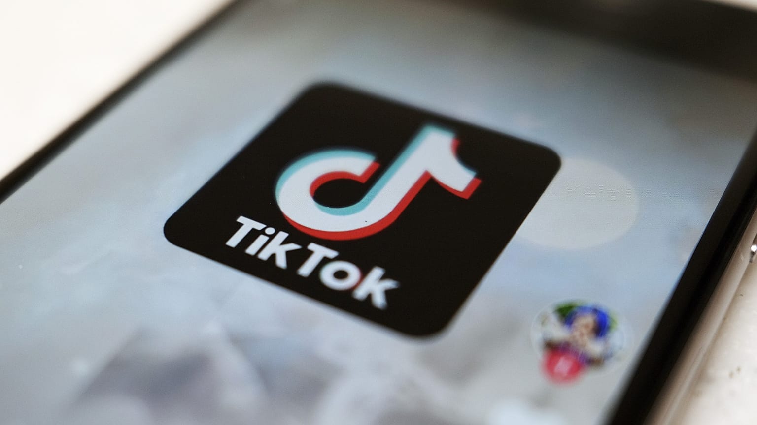 A TikTok alkalmazás ikonja egy okostelefonon