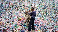 Tonnen an Plastikmüll belasten unsere Erde, lösen lässt sich das Problem nur, wenn gar nicht erst so viel entsteht.