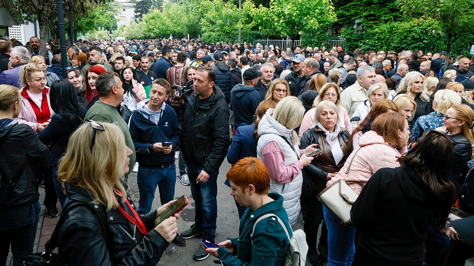 Varias personas se reúnen durante una protesta frente al ayuntamiento de la ciudad de Zvecan, en el norte de Kosovo.
