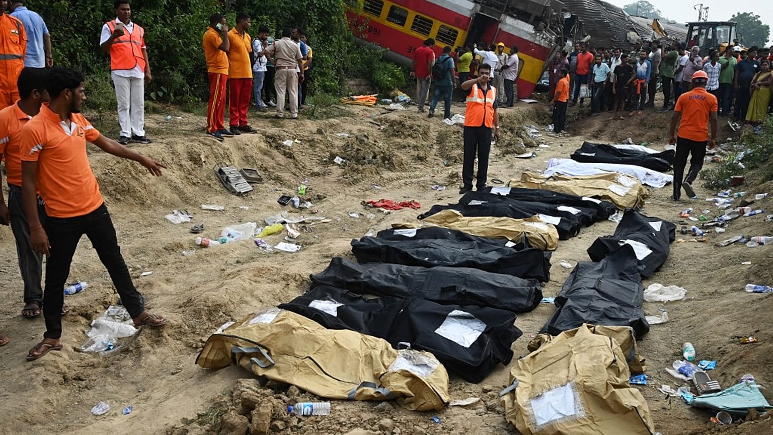Des secouristes près de Balasore, sur le site de l'accident qui a fait 288 morts dans l'Est de l'Inde. 