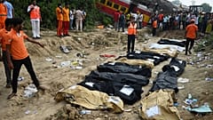 Des secouristes près de Balasore, sur le site de l'accident qui a fait 288 morts dans l'Est de l'Inde. 