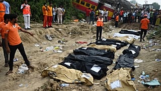 Des secouristes près de Balasore, sur le site de l'accident qui a fait 288 morts dans l'Est de l'Inde.