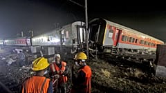 Rettungskräfte arbeiten an der Unfallstelle im Bezirk Balasore im ostindischen Bundesstaat Orissa, 3. Juni 2023
