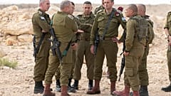 رئيس هيئة الأركان هيرتسي هليفي وقائد المنطقة الوسطى وضباط آخرون