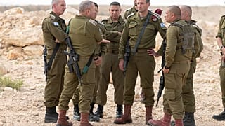 رئيس هيئة الأركان هيرتسي هليفي وقائد المنطقة الوسطى وضباط آخرون