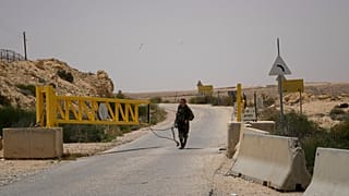 Egy izraeli katona lezárja a határhoz vezető kaput a dél-izraeli bázison az egyiptomi határ mentén június 3-án