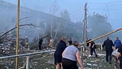 Equipos de rescate trabajan en Dnipro, Ucrania, tras los bombardeos del sábado por la noche