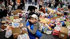 Эвакуированные из попавших под обстрелы районов Белгородской области получают гуманитарную помощь