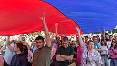 Eine riesige serbische Flagge während einer Anti-Regierungs-Demonstration in Belgrad, Serbien, 3. Juni 2023