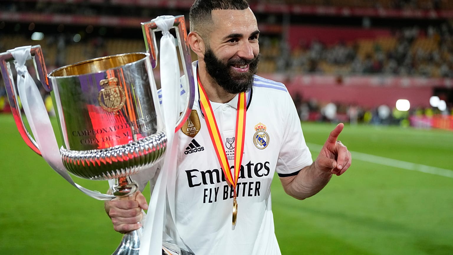 Karim Benzema feiert mit dem Pokal nach dem Erfolg gegen Osasuna im Finale der Copa del Rey am 6. Mai 2023
