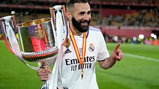 Karim Benzema feiert mit dem Pokal nach dem Erfolg gegen Osasuna im Finale der Copa del Rey am 6. Mai 2023