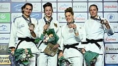 Las ganadoras en el tercer día de competición posan con sus medallas