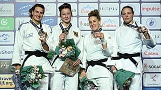Las ganadoras en el tercer día de competición posan con sus medallas