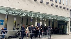 Journalisten warten vor dem OPEC-Hauptsitz in Wien