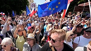 Des participants se joignent à une marche anti-gouvernementale menée par le chef du parti d'opposition centriste Donald Tusk, le 4 juin à Varsovie.