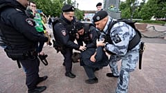 Festnahme von Menschen, die in Russland für Alexej Nawalny demonstrieren