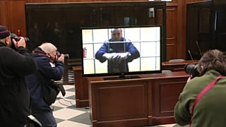 Alekszej Navalnij a monitoron a pokrovi börtönben megtartott, a moszkvai Lefortovo börtönben közvetített fellebbezési tárgyalásán 2022. május 17-én 