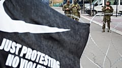 Флаг с надписью "Только протест, никакого насилия" у муниципального здания в городе Звечан