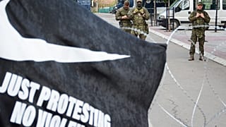 Флаг с надписью "Только протест, никакого насилия" у муниципального здания в городе Звечан