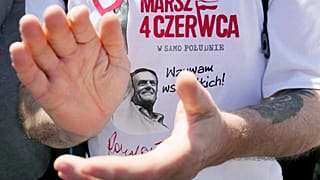 Demonstrant mit Tusk-Shirt in Warschau