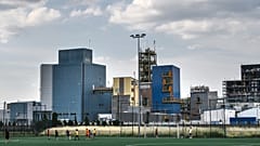 L'usine Arkema derrière le stade municipal du Brotillon à Pierre Benite près de Lyon, le 3 juin 2023.
