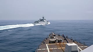 Το USS Chung-Hoon και το HMCS Montreal διέπλευσαν το Στενό της Ταϊβάν