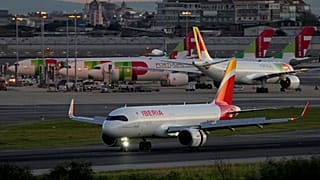 Aviones TAP e Iberia en pista en Lisboa