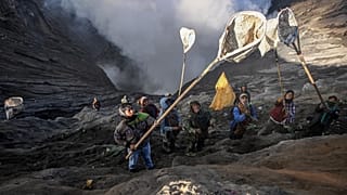 Cérémonie d'offrandes dans le volcan Bromo, Indonésie, le 5 juin 2023