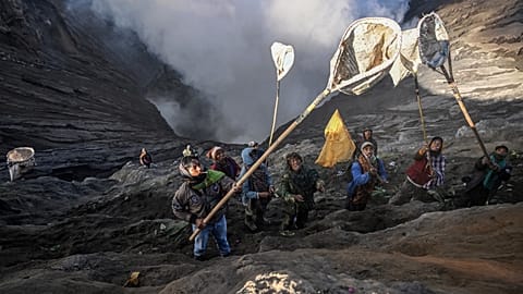 Cérémonie d'offrandes dans le volcan Bromo, Indonésie, le 5 juin 2023