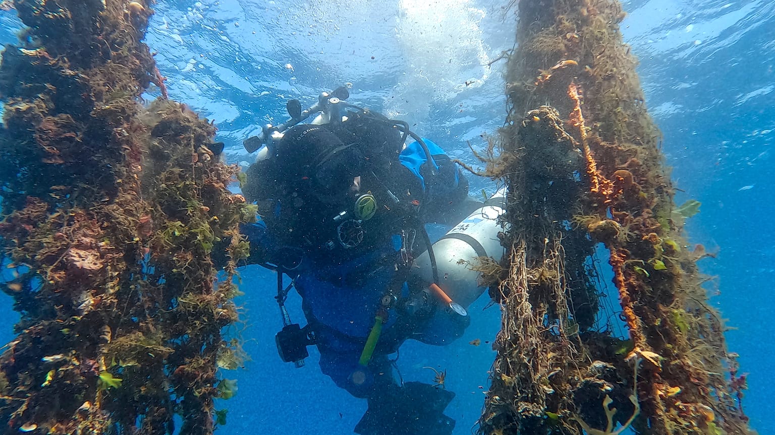 Δίχτυα - φαντάσματα στο βυθό της Σαντορίνης
