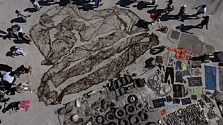 صورة جوية   لأكوام النفايات التي جمعها غواصون متطوعون في جزيرة سانتوريني.