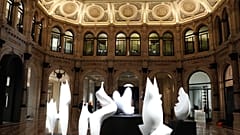 Uma vista da impressionante exposição na Gallerie D'Italia em Milão