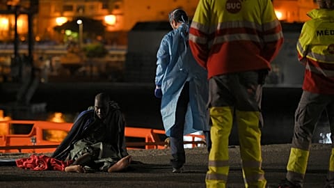 Ein erschöpfter Migrant im Hafen von Arrecife