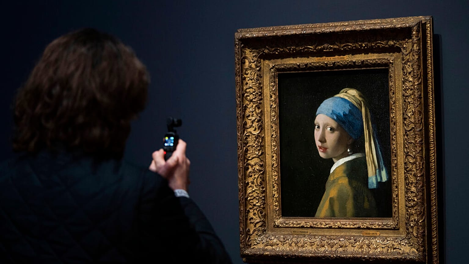 'La joven de a perla' de Vermeer que pertenece al museo Mauritshuis de La Haya pero fue prestada para la exposición de Ámsterdam