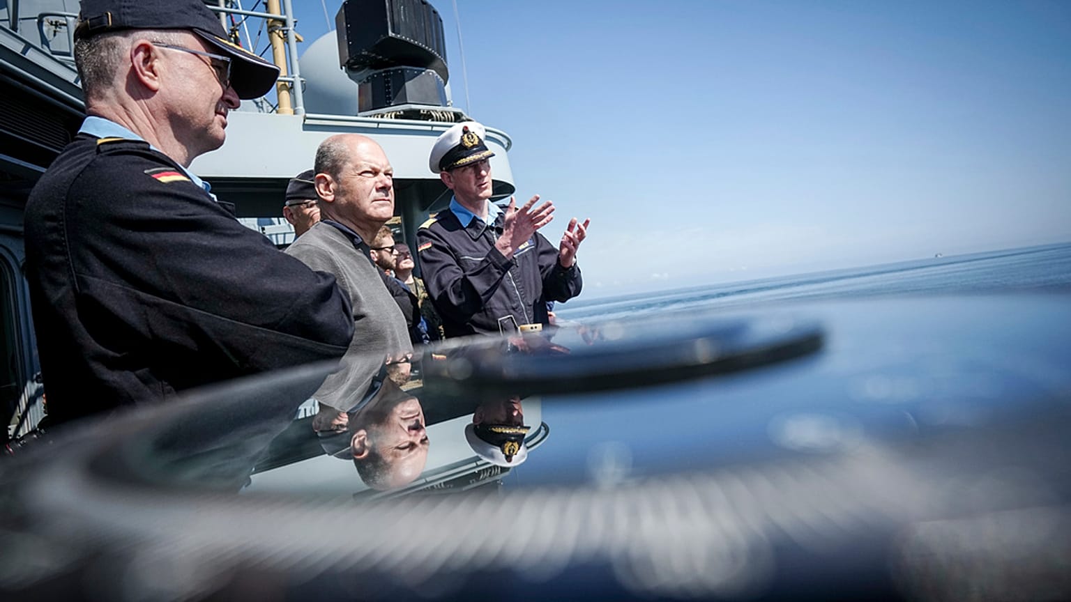 Olaf Scholz bei Manöver vor Rostock-Warnemünde