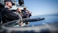 Olaf Scholz bei Manöver vor Rostock-Warnemünde