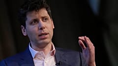 DOSYA - OpenAI CEO'su Sam Altman University College London'da konuşma yaparken eliyle işaret ediyor, 2023,