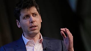 DOSYA - OpenAI CEO'su Sam Altman University College London'da konuşma yaparken eliyle işaret ediyor, 2023,