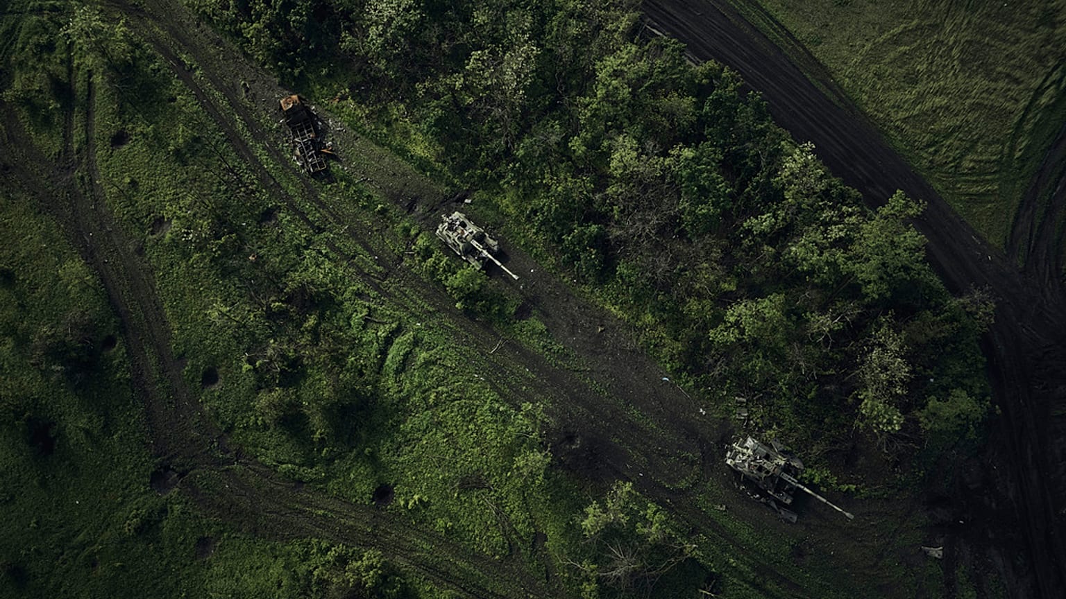 Vista aérea mostra tanques russos danificados perto de Bakhmut, na região de Donetsk, Ucrânia